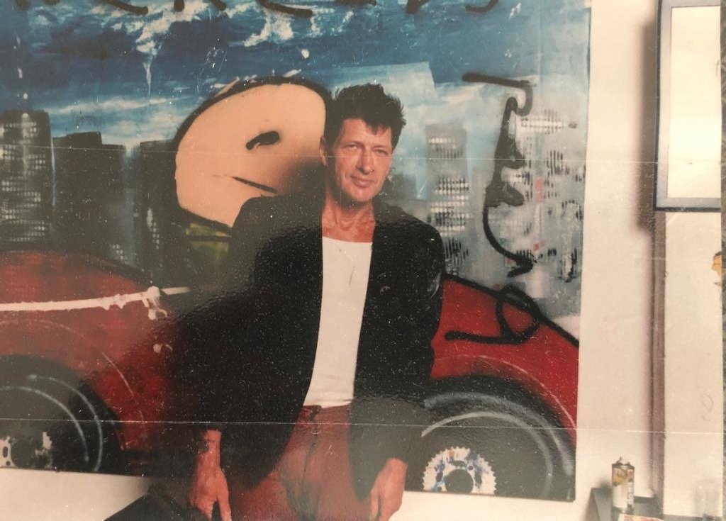 Herman Brood voor zijn schilderij Werelds