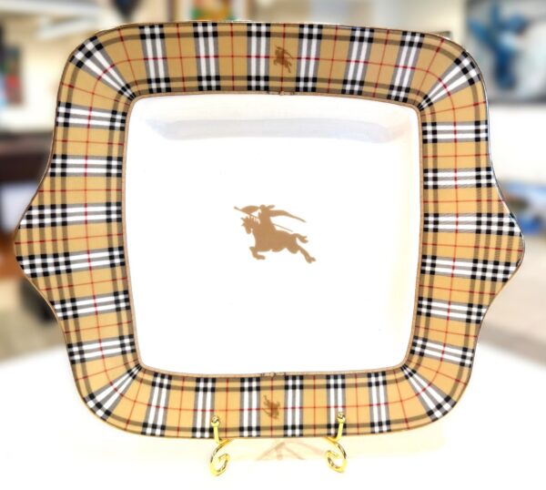 Vintage-Burberrys-vierkante-Schaal-1997 Vintage Burberry's of London vierkante tray van wit Fine Bone China. Gedecoreerd met de iconische Haymarket Nova Check ruit, een handgeschilderde 24kt gouden rand en het goudkleurige ruiterridder logo (Equestrian Knight) in het midden. Origineel Brits design uit 1997 in perfecte staat