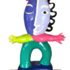 Juan Ripollés - Chico con Lazo Modern handbeschilderd 3D pop art beeld van Juan Ripollés, 56 cm hoog, kleurrijke organische sculptuur op een strakke zwarte zuil in kunstgalerie.