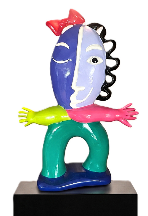 Juan Ripollés - Chico con Lazo Modern handbeschilderd 3D pop art beeld van Juan Ripollés, 56 cm hoog, kleurrijke organische sculptuur op een strakke zwarte zuil in kunstgalerie.