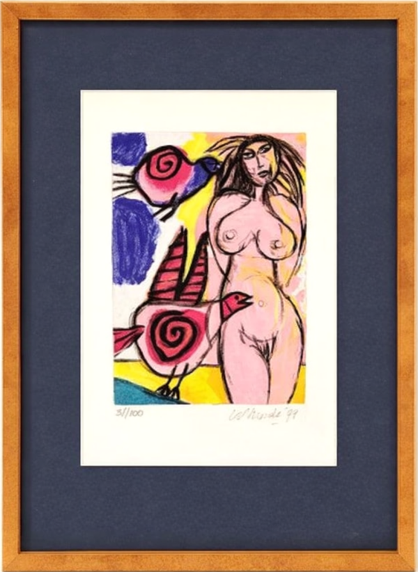 Kleurrijke litho van de kunstenaar Corneille met een staand naakt vrouwelijk figuur geflankeerd door twee gestileerde, roze vogels met rode spiralen op hun lichaam. De compositie is uitgevoerd in een expressieve stijl met dikke zwarte contouren en een achtergrond van blauwe, gele en roze kleurvlakken. De afbeelding is ingelijst in een blauwe passe-partout en een goudkleurige lijst.