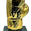 Gouden bokshandschoen sculptuur Golden Glove LV met marmeren voetstuk