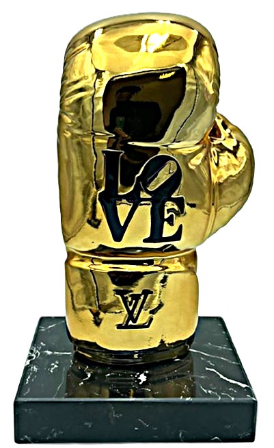 Golden-Glove-LV-Pop-Art Gouden bokshandschoen sculptuur Golden Glove LV met marmeren voetstuk