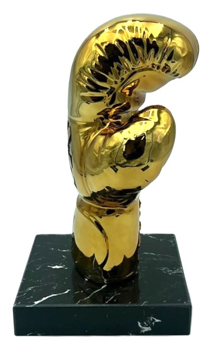 Golden Glove LV op marmeren voet