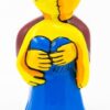 Kleurrijk kunsthars beeldje 'Als ik jou niet had' van Herman Brood, tonend een omhelzend stel in blauw, geel en rood met signatuur op de voet.