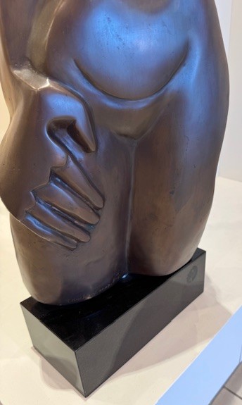 mackaay onderzijde beeld Theo Mackaay - bronzen sculptuur 107 cm. hoog