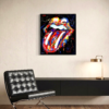 Kleurrijk schilderij van de Rolling Stones tong door kunstenaar Jovan in een modern interieur met een zwarte Barcelona chair en zwevend dressoir.