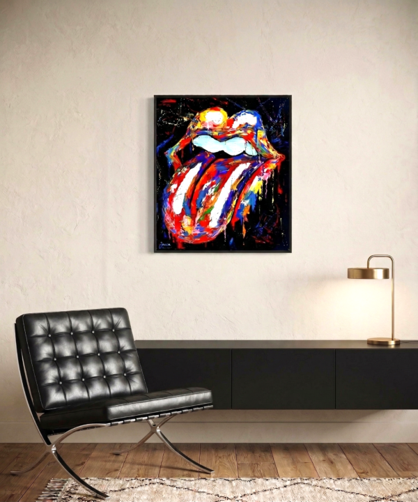 Kleurrijk schilderij van de Rolling Stones tong door kunstenaar Jovan in een modern interieur met een zwarte Barcelona chair en zwevend dressoir.