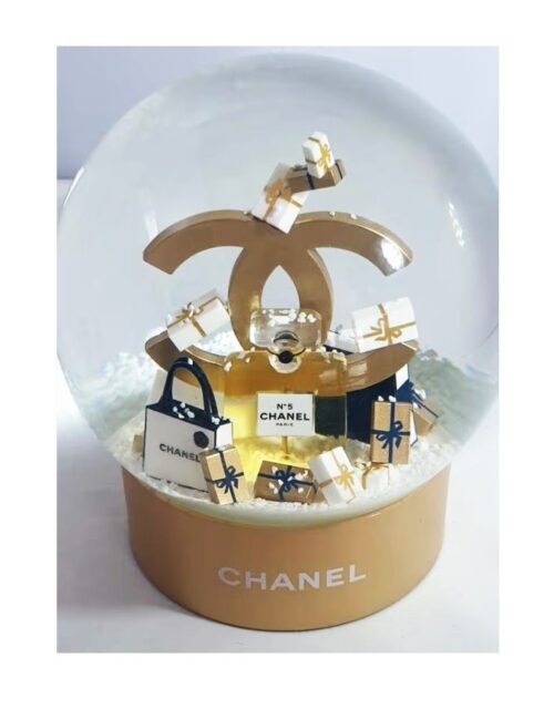 Luxe Chanel Sneeuwbol met iconisch logo Luxe Chanel Sneeuwbol met iconisch logo