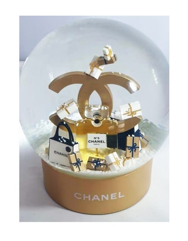 Luxe Chanel Sneeuwbol met iconisch logo Luxe Chanel Sneeuwbol met iconisch logo