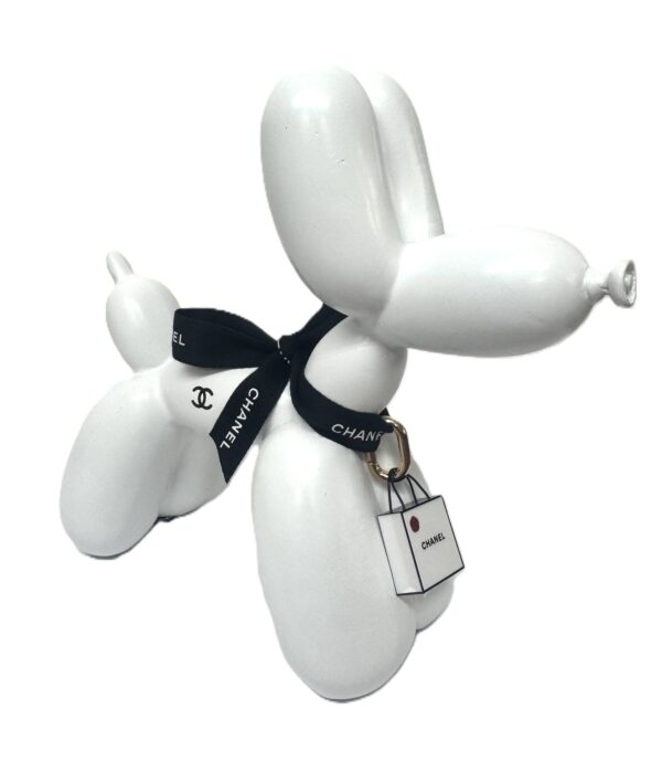 Luxury Aid Dog Luxury Aid Dog editie 2 van 5 - balloondog in Chanel Stijl van 18,5 cm. hoog kleur wit met mini tasje afkomstig uit vip collectie van Chanel