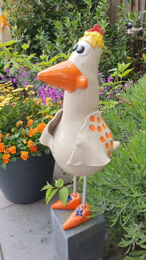 Sculptuur Bleijenberg Chick Sculptuur Bleijenberg Chick afgebeeld in tuin