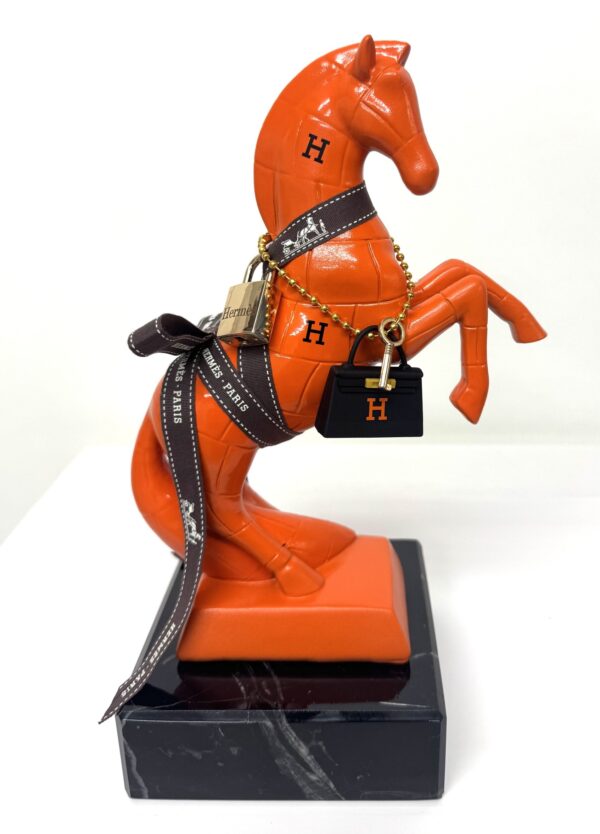 Cheval Orange Cheval Orange - popart sculptuur met origineel Hermès lint en luxe accessoires