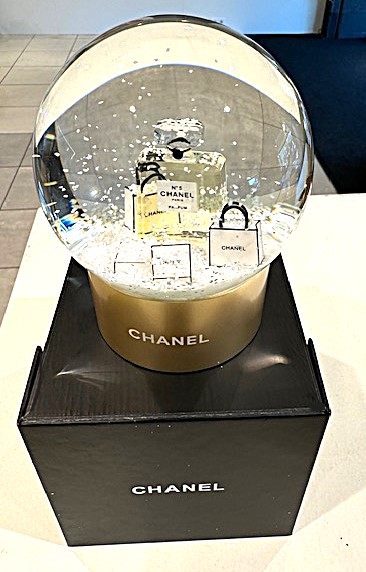 Luxe Chanel Sneeuwbol op bijbehorende doos