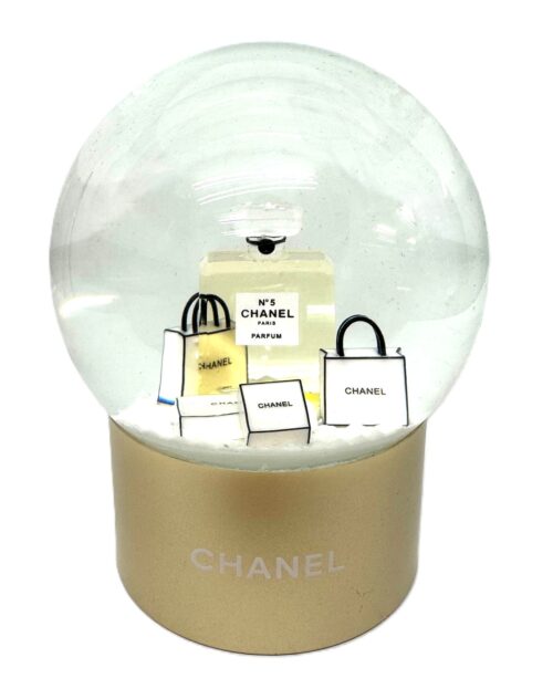 Luxe Chanel Sneeuwbol op goudkleurige basis Luxe Chanel Sneeuwbol op goudkleurige basis