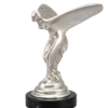Zilveren Spirit of Ecstasy sculptuur op ronde zwarte marmeren voet - 20 cm hoog - Exclusieve woonaccessoire Art4Living - gavekunst.nl