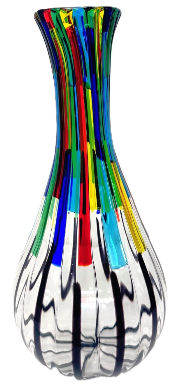 Kleurrijke handgeblazen Murano vaas van 33 cm hoog met verticaal streeppatroon in rood, blauw, geel en groen – exclusief bij Gavekunst Rotterdam