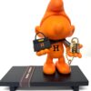 Popart Smurf van 20 cm. hoog in iconisch Hermès oranje voorzien van mini tasje en slotje, gepresenteerd op zwart plateau