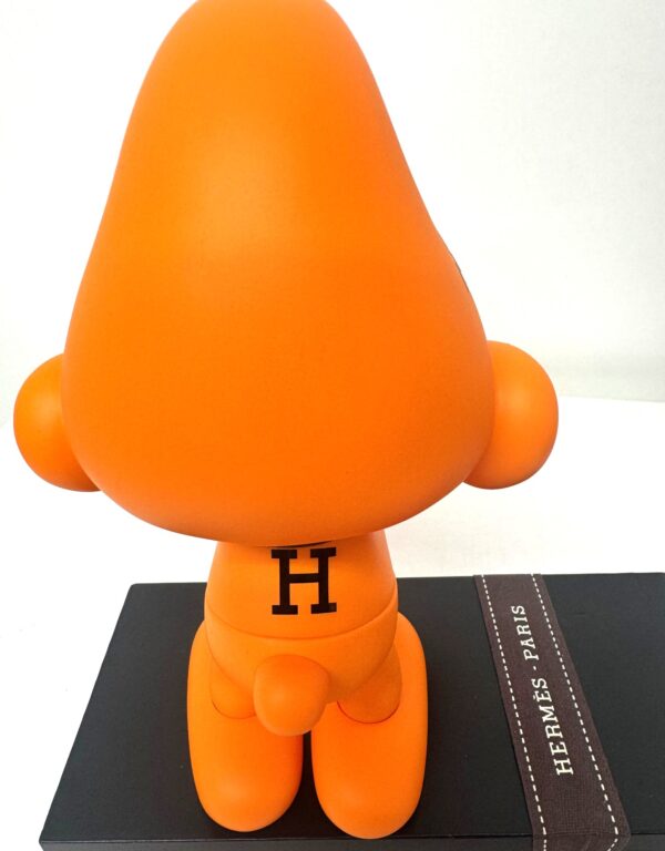 Popart Smurf in iconisch oranje met minitasje en slotje incl. zwart plateau