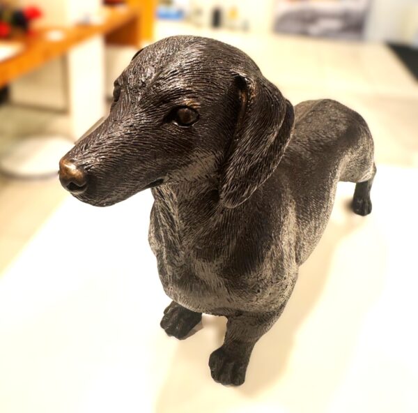 Bronzen beeld van teckel