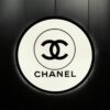 Exclusieve Chanel Logo Lichtbak – Origineel Boutique Item – Wit/Zwart