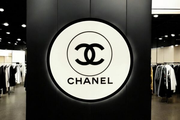 Exclusieve Chanel Logo Lichtbak – Origineel Boutique Item – Wit/Zwart