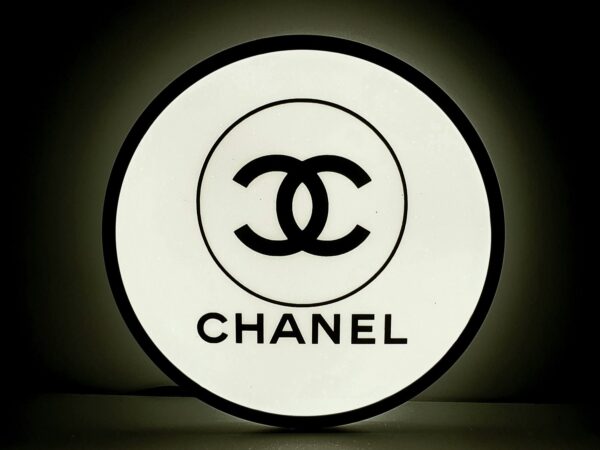 Exclusieve Chanel Logo Lichtbak – Origineel Boutique Item – Wit/Zwart