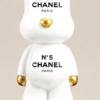 Brick Bear Art Sculpture – Chanel No. 5 Design – Wit/Goud ca 50 cm Witte Popart beer sculptuur in Bearbrick-stijl met gouden details en zwart Chanel No. 5 Paris logo, 50 cm hoog op een marmeren ondergrond.