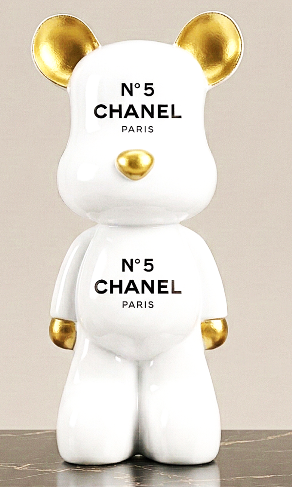 Brick Bear Art Sculpture – Chanel No. 5 Design – Wit/Goud ca 50 cm Witte Popart beer sculptuur in Bearbrick-stijl met gouden details en zwart Chanel No. 5 Paris logo, 50 cm hoog op een marmeren ondergrond.