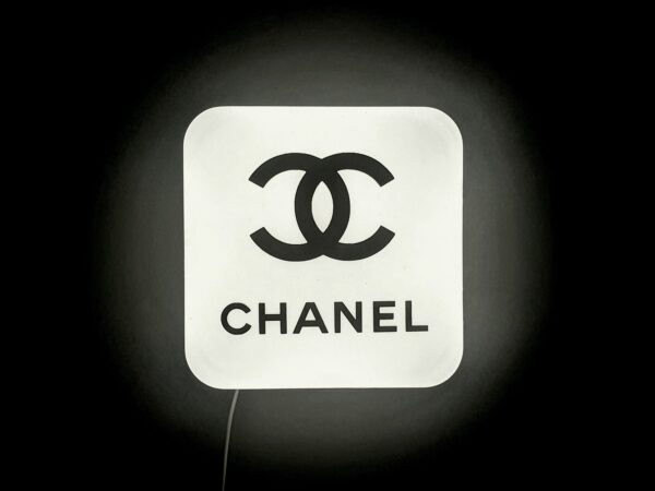 Exclusieve Chanel Logo Lichtbak – Origineel Boutique Item – Wit/Zwart