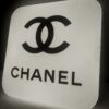 Exclusieve Chanel Logo Lichtbak – Origineel Boutique Item – Wit/Zwart
