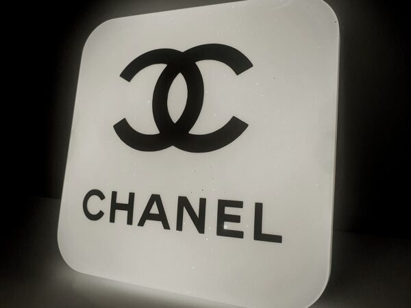 Exclusieve Chanel Logo Lichtbak – Origineel Boutique Item – Wit/Zwart