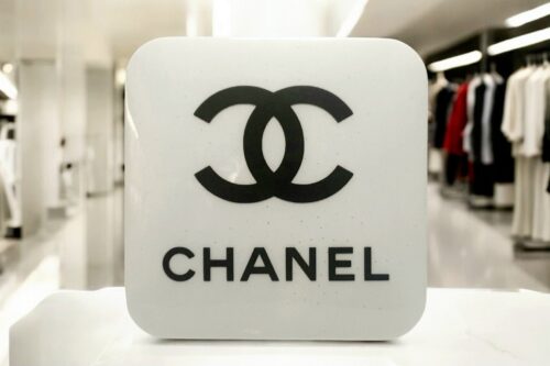Chanel lichtbak origineel boutique item wit met zwart logo 28x28x7,5 cm - Gavekunst.nl