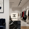 Exclusieve Chanel Logo Lichtbak – Origineel Boutique Item – Wit/Zwart