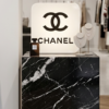 Exclusieve Chanel Logo Lichtbak – Origineel Boutique Item – Wit/Zwart