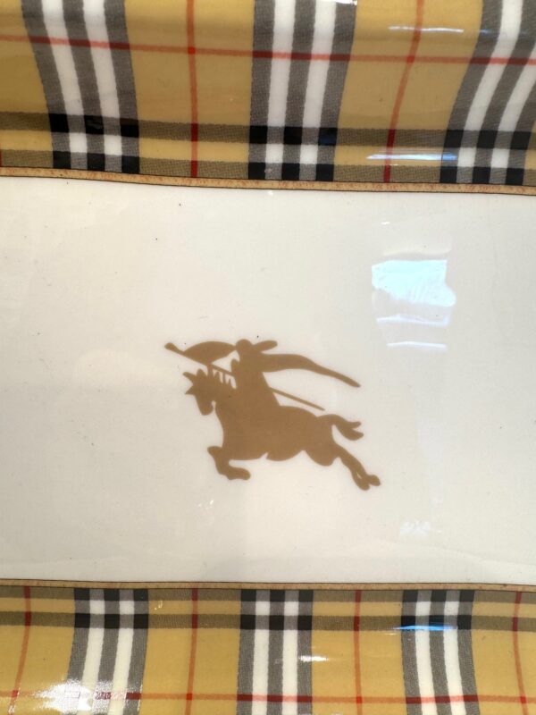 detail bovenzijde langwerpige burberry schaal Vintage Burberry Schaal 30 x 18 cm