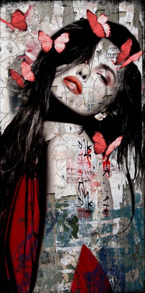 Groot verticaal mixed-media kunstwerk van Hans Jochem Bakker Desireful I met een vrouwelijk portret en rode vlinders op luxe structured art leather