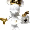 Wit Minnie Mouse popart kunstbeeldje door GEOV met gouden Chanel-stijl logo's en een transparant luxe tasje.