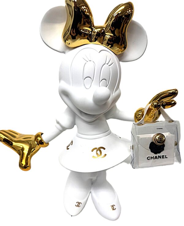 Wit Minnie Mouse popart kunstbeeldje door GEOV met gouden Chanel-stijl logo's en een transparant luxe tasje.