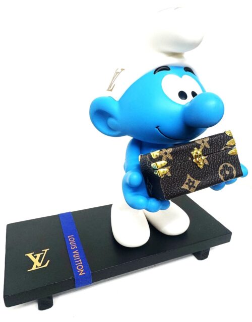 Smurf Petite Valise met mini Louis Vuitton koffertje op zwart plateau