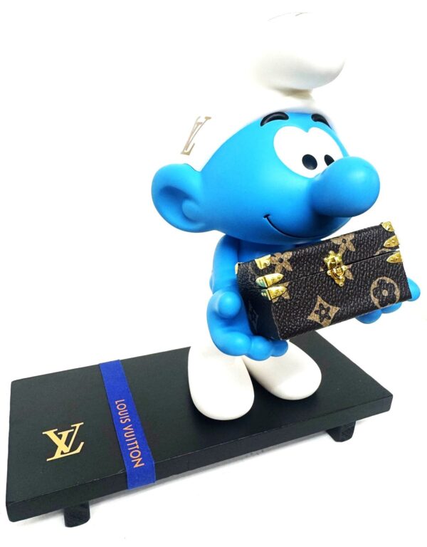 Smurf Petite Valise - Louis Vuitton Smurf Petite Valise met mini Louis Vuitton koffertje op zwart plateau