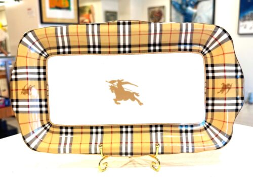 Vintage Burberry's of London langwerpige sandwich tray van wit Fine Bone China. Gedecoreerd met de iconische Haymarket Nova Check ruit, een handgeschilderde 24kt gouden rand en het goudkleurige ruiterridder logo (Equestrian Knight) in het midden. Origineel Brits design uit 1997 in ongebruikte nieuwstaat