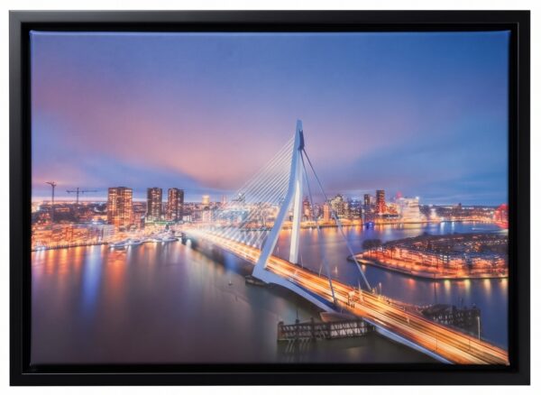 De Zwaan - Erasmusbrug Werkje van De Zwaan - Erasmusbrug van 34 x 24 cm. incl. lijst - canvas