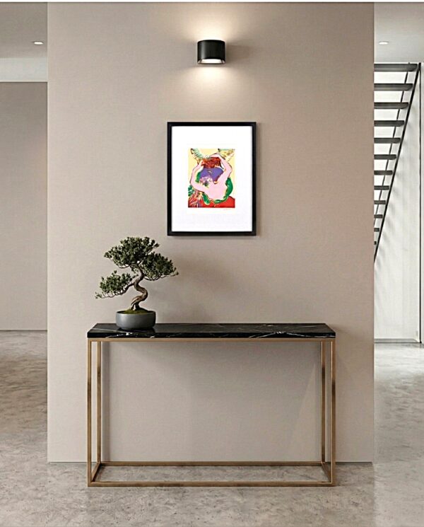 Kleurrijk modern kunstwerk "Heavenly Love" van Peter Diem in een zwarte lijst, stijlvol gepresenteerd boven een luxe sidetable in een modern interieur.