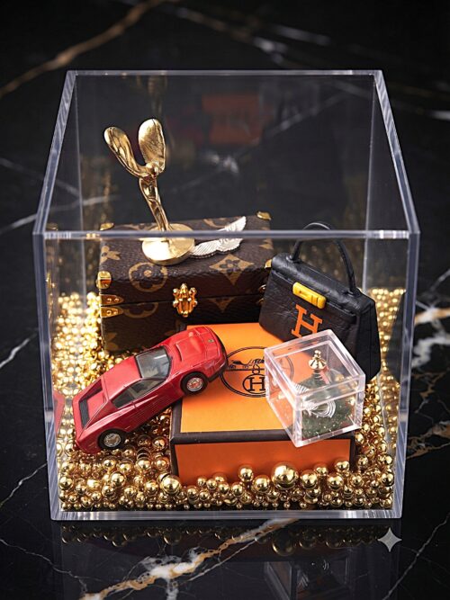 Luxury Cube 10 cm. Luxury Cube - kunstwerk van 10 cm3 in prachtige heldere acrylkubus waarin de meest luxe elementen in voorkomen.