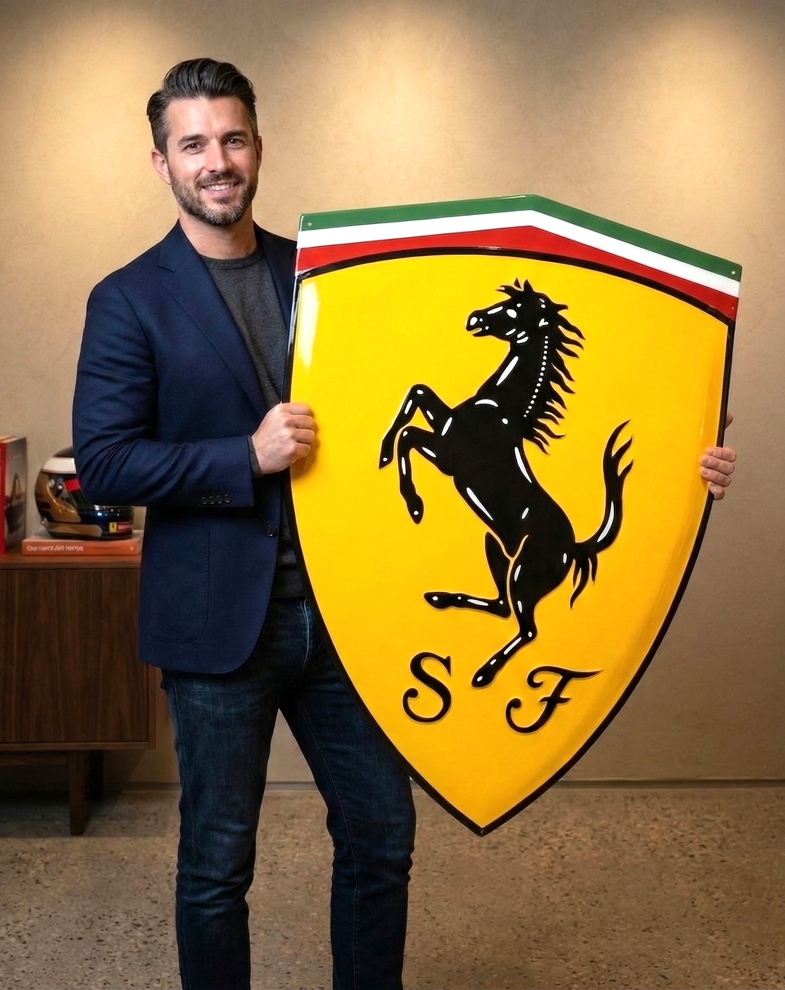 Mega Ferraribord van 128 x 95 cm Zeer imposant Ferraribord, vastgehouden door man, bord is 128 x 95 m.