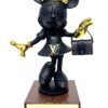 Minnie LV – Limited Edition (1/20) – Geov Matzwart kunstbeeldje van Minnie Mouse door Geov, met hoogglans gouden details en een uiterst gedetailleerd handgemaakt Louis Vuitton-stijl tasje, gepresenteerd op een bijbehorend luxe doosje.