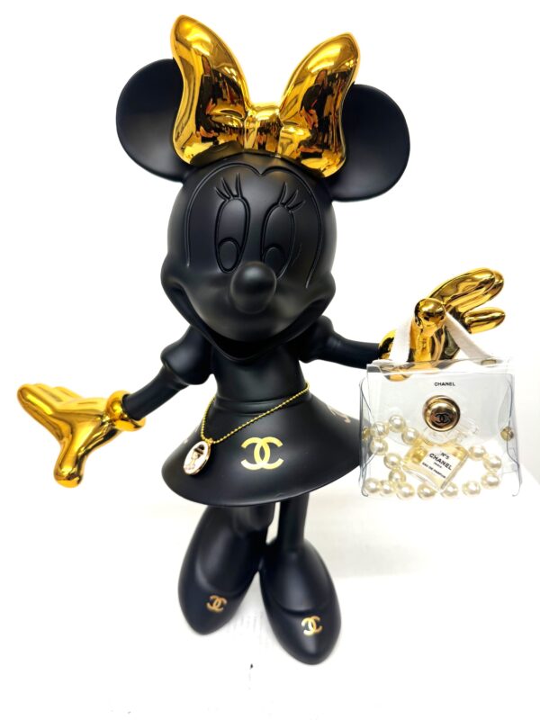 Matzwart Minnie Mouse kunstbeeld 30 cm met gouden details, parels en authentiek Chanel No. 5 parfumflesje - Mademoiselle Minnie Cinq.