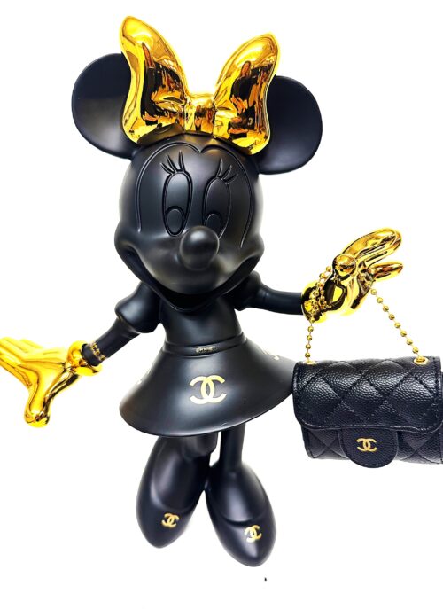Popart Sculptuur van Minnie Mouse in mat zwart met gouden strik en een realistisch zwart doorgestikt Chanel-stijl tasje.