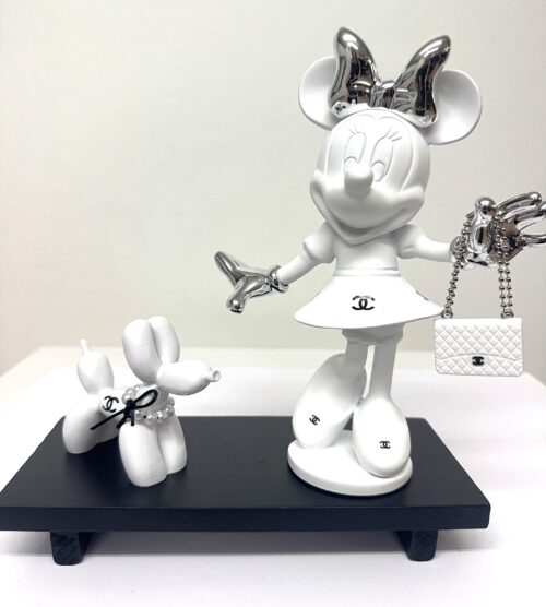 Minnie & Dog Blanc Minnie & Dog Blanc - Pop-art beeld van 20 cm in wit en zilver, met een wit-zilveren Minnie Mouse figuur met Chanel-details en tasje, vergezeld door een kleinere witte balloon dog met parelketting op zwart plateau